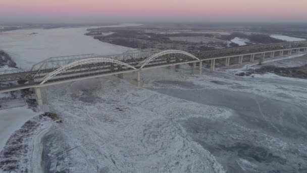 Перелітає Через Міст Замерзлу Річку Вінтер Росія Випробування Повітря — стокове відео