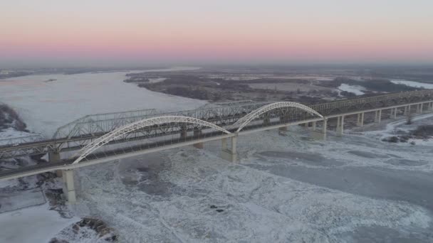 Перелітає Через Міст Замерзлу Річку Вінтер Росія Випробування Повітря — стокове відео