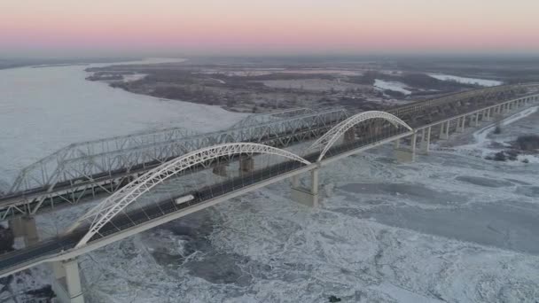 橋と凍った川を飛んでいる ロシアだ 航空測量 — ストック動画