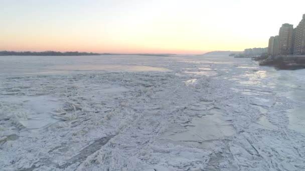 飞越一条冰冻的河流 俄罗斯 空中勘查 — 图库视频影像
