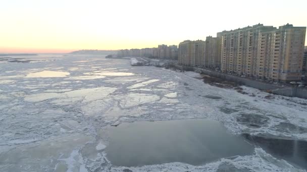 凍った川を飛んでいる ロシアだ 航空測量 — ストック動画