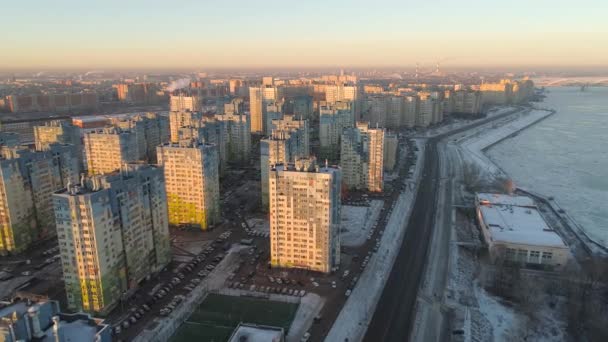在寒冷的清晨飞越住宅区 空中勘测 — 图库视频影像