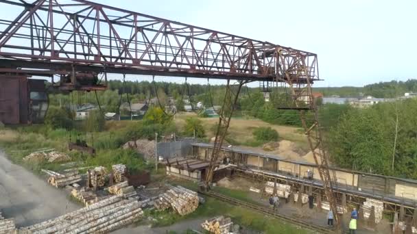 Vliegen Een Brug Een Bevroren Rivier Winter Rusland Luchtonderzoek — Stockvideo