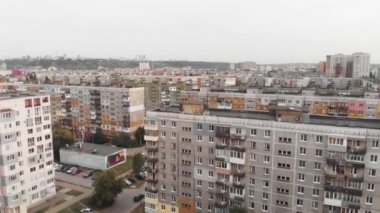 Çok katlı panelli evlerin üzerinden uçuyor. Hava İncelemesi.