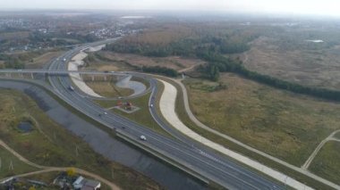 Nakliye kavşağı. Hava araştırması. Yukarıdan manzara. Yazın.