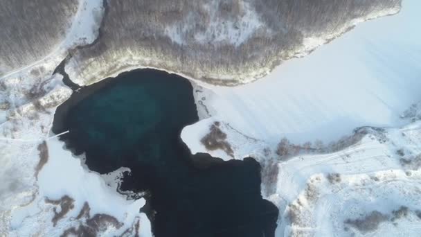 在雪地的森林里 飞越蓝色的湖面 雪中有蓝水的湖 — 图库视频影像