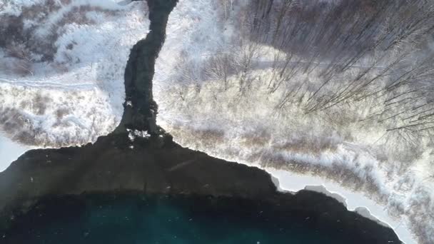 Летает Над Голубым Озером Снежном Лесу Зима Озеро Голубой Водой — стоковое видео