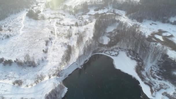 Летает Над Голубым Озером Снежном Лесу Зима Озеро Голубой Водой — стоковое видео