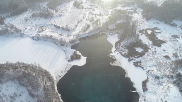 在雪地的森林里 飞越蓝色的湖面 雪中有蓝水的湖 — 图库视频影像