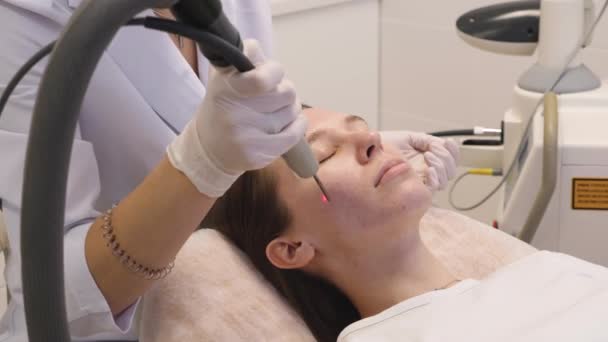 레이저로 여성의 얼굴을 회복시키는 절차입니다 치료법 — 비디오