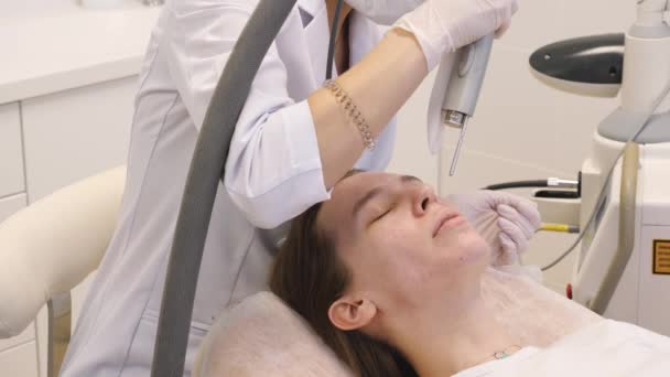 Proceduren För Föryngring Kvinnans Ansikte Med Laser Skönhetsbehandlingar — Stockvideo