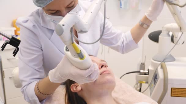 医生用分门别类的激光擦拭病人的脸部 — 图库视频影像