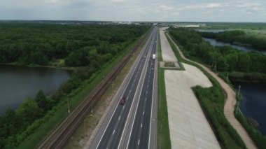 Arabalar şehir dışındaki otoyolda ilerliyor. lutobahn.Aerial Fotoğrafçılık