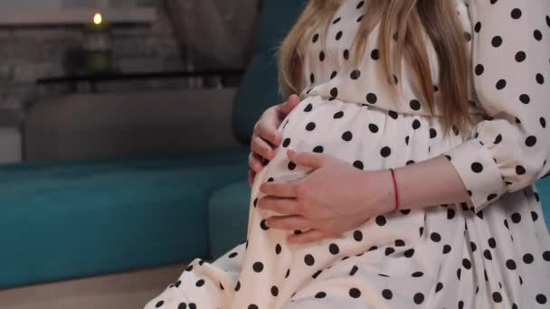Eine Schwangere Sitzt Allein Einem Raum Und Streichelt Ihren Bauch — Stockvideo