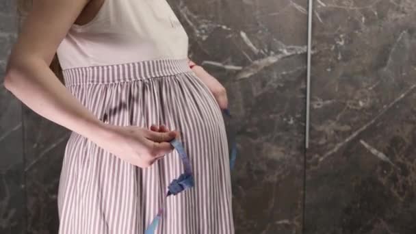 Gravid Flicka Mäter Storleken Magen Med Ett Måttband — Stockvideo