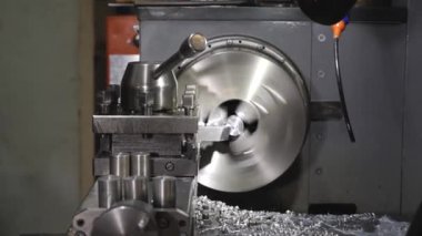 Metal fabrikası. Makinelerdeki işçiler parçaları işliyor. CNC Makinesi.