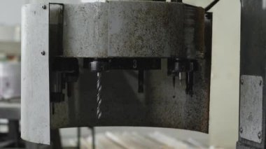 Metal fabrikası. Makinelerdeki işçiler parçaları işliyor. CNC Makinesi.