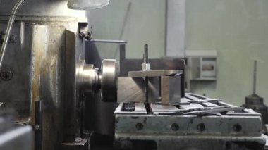 Metal fabrikası. Makinelerdeki işçiler parçaları işliyor. CNC Makinesi.