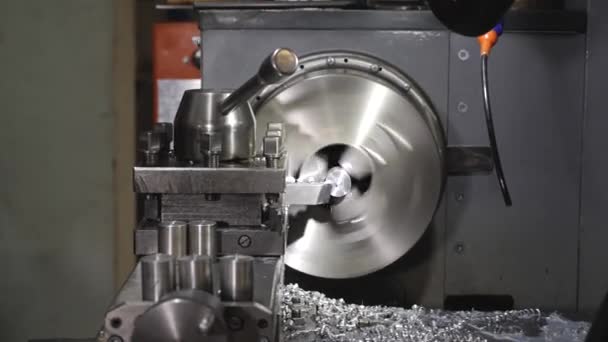 Metallbearbeitungsbetrieb Arbeiter Den Maschinen Bearbeiten Die Teile Cnc Maschine — Stockvideo