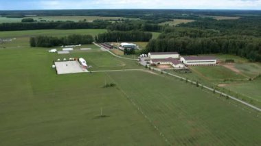 Peynir üreten bir çiftliğin üzerinde uçmak. Peynir çiftliği. Yeşil alanlar. Doğa.