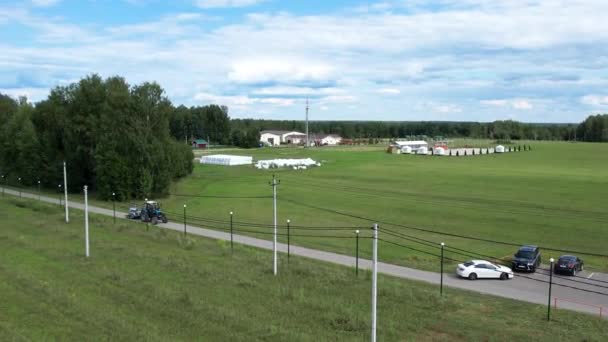 Flygande Över Gård Som Producerar Ost Ostodling Gröna Fält Natur — Stockvideo