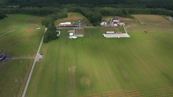 Voando Sobre Uma Fazenda Produzindo Queijo Queijo Farm Green Fields — Vídeo de Stock
