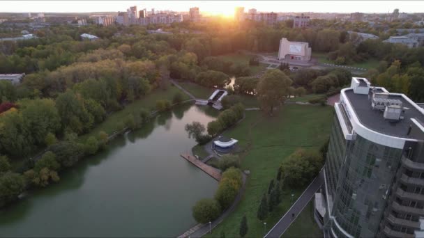 Parc Loisirs Automne Dans Centre Ville Vue Sur Les Lacs — Video