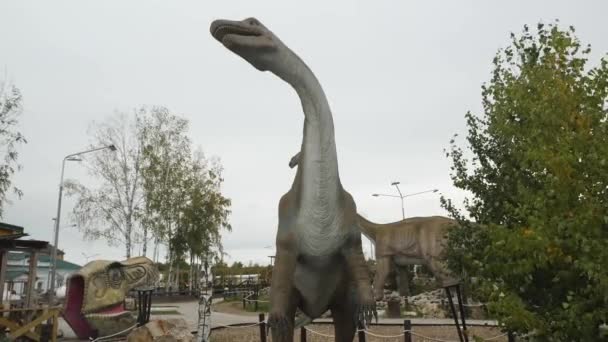 Enorme Dinosauro Figura Intera Parco Divertimenti Bambini Clima Nuvoloso Nessuno — Video Stock