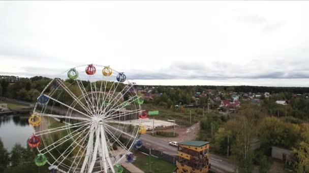 Blick Aus Der Vogelperspektive Auf Den Herbstlichen Damm Der Stadt — Stockvideo