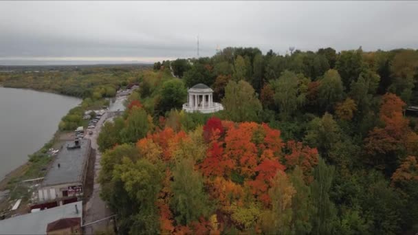 Vista Pájaro Del Terraplén Otoñal Ciudad Kirov Otoño Oro — Vídeos de Stock