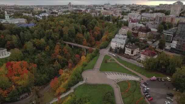 Vue aérienne du remblai d'automne de la ville de Kirov.Automne doré