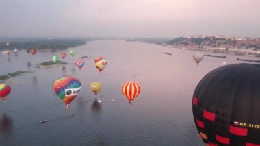 Nizhniy Novgorod......08.20.20.201.Volga balon festivali. Volga Nehri üzerinde uçan balonlar var..