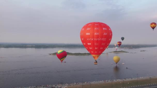 ニジニノヴゴロドロシア0 2021気球のヴォルガフィエスタいくつかの気球がヴォルガ川を飛んでいます — ストック動画