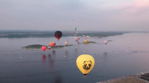 ニジニノヴゴロドロシア0 2021気球のヴォルガフィエスタいくつかの気球がヴォルガ川を飛んでいます — ストック動画