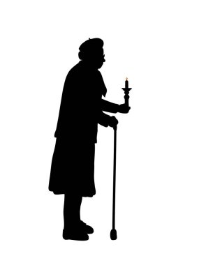 Siluet kıdemli kadın büyükanne yanan bir mum tutuyor.