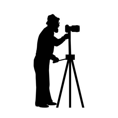 Siluet kıdemli adam büyükbaba fotoğrafçı fotoğraf çekiyor.