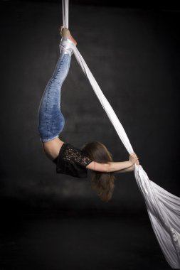 İpek üzerinde yapan aerialist