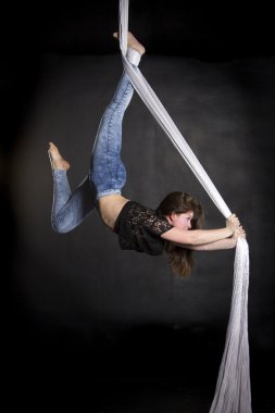 İpek üzerinde yapan aerialist