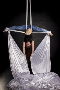 İpek üzerinde yapan aerialist