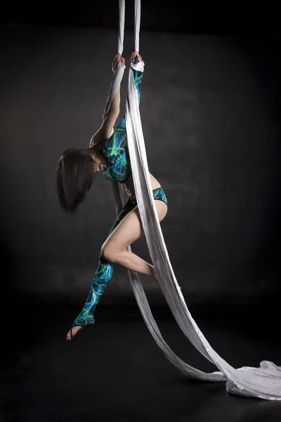 İpek üzerinde yapan aerialist