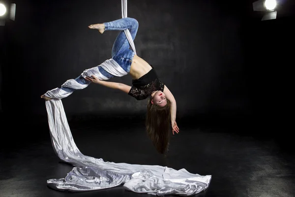 Aerialist doing tricks on silks — Stock Photo, Image