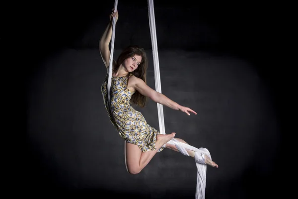 Aerialist doing tricks on silks — Stock Photo, Image