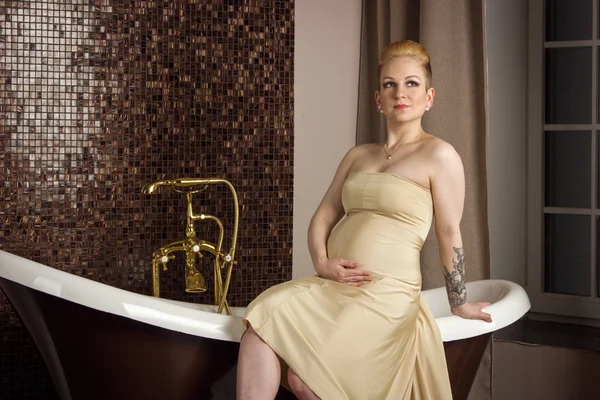 Mulher elegante grávida — Fotografia de Stock