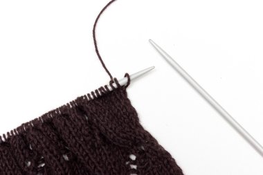 Nötr arka plan üzerine örme kumaş