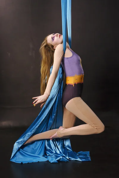 Mujer joven haciendo ejercicio sobre seda aérea — Foto de Stock