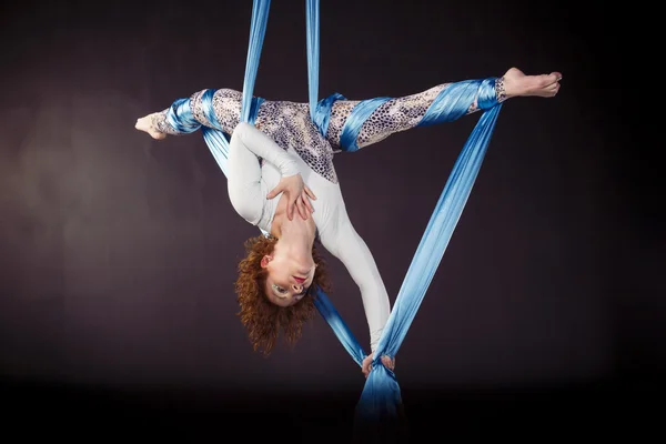 Young woman training on aerial silk — Stock Photo, Image