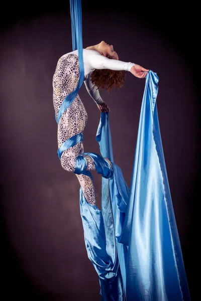 Joven gimnasta se eleva sobre las sedas — Foto de Stock