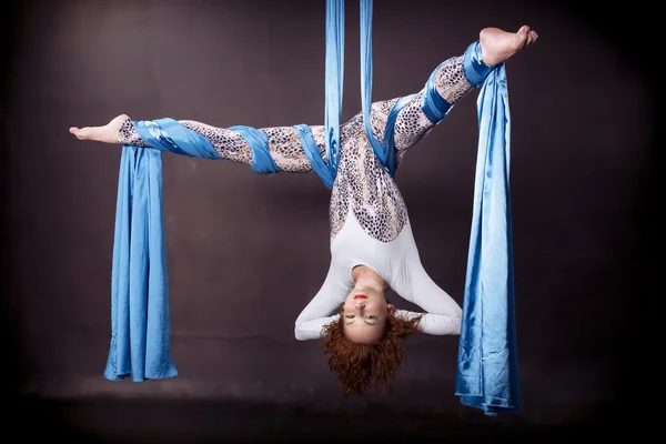 Jeune femme faisant de l'exercice sur soie aérienne — Photo