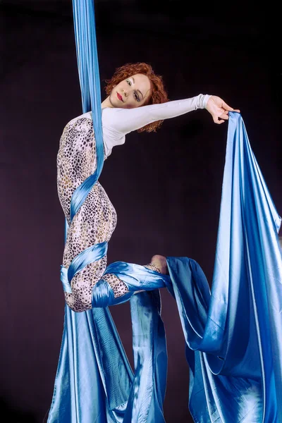 Young gymnast soars on silks — Stock Photo, Image