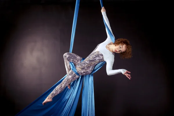 Young woman doing exercise on silk — Stock Photo, Image